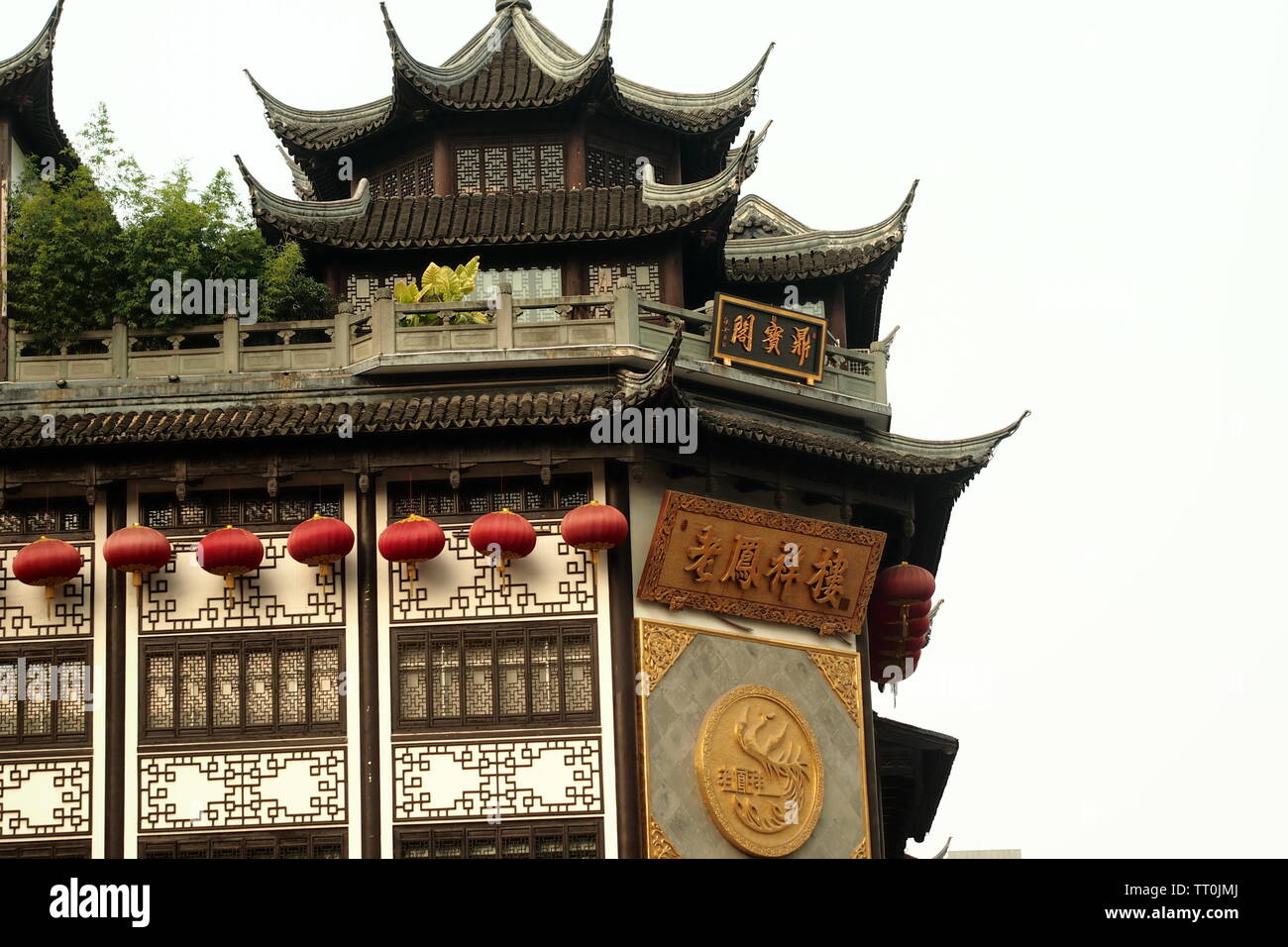 La construction du temple chinois à Shanghai dans le cadre de ciel clair Banque D'Images