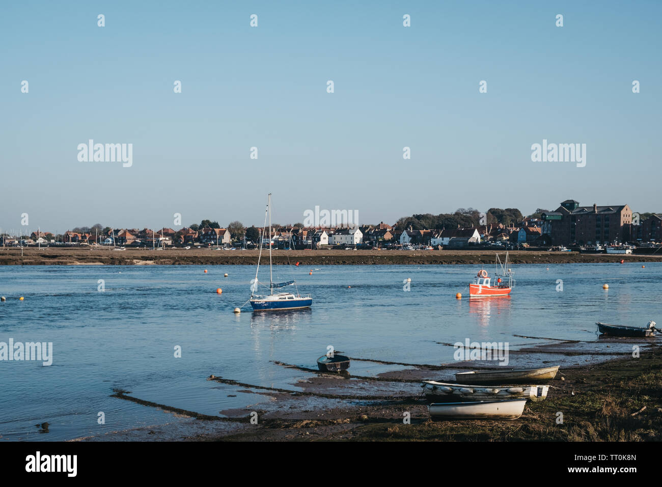Wells-next-the-Sea, Royaume-Uni - 20 Avril 2019 : bateaux de pêche arrivant dans les puits-next-the-sea port. Wells est une ville balnéaire et port de Norfolk, UK, famou Banque D'Images
