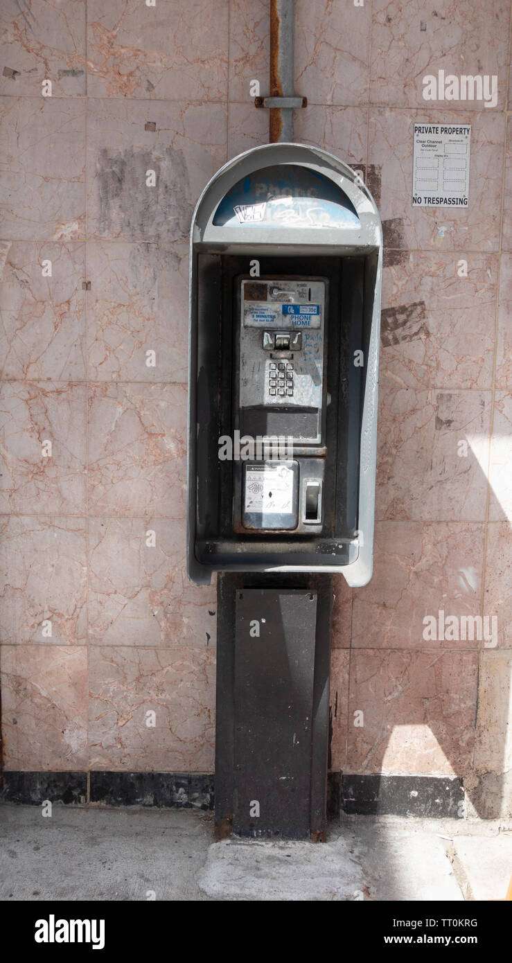 Ancien service de téléphone payant cassée Banque D'Images