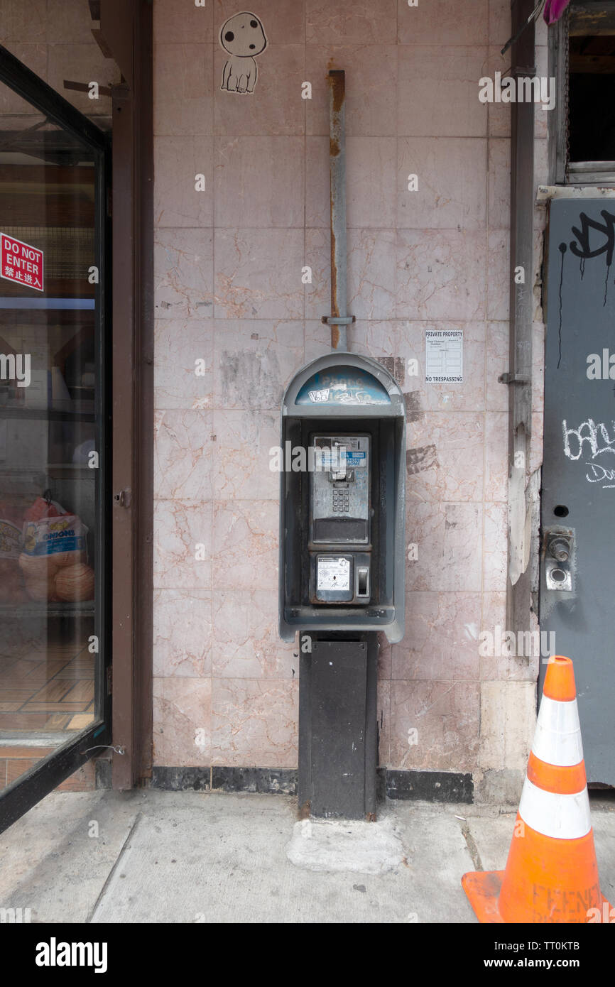Ancien service de téléphone payant cassée Banque D'Images