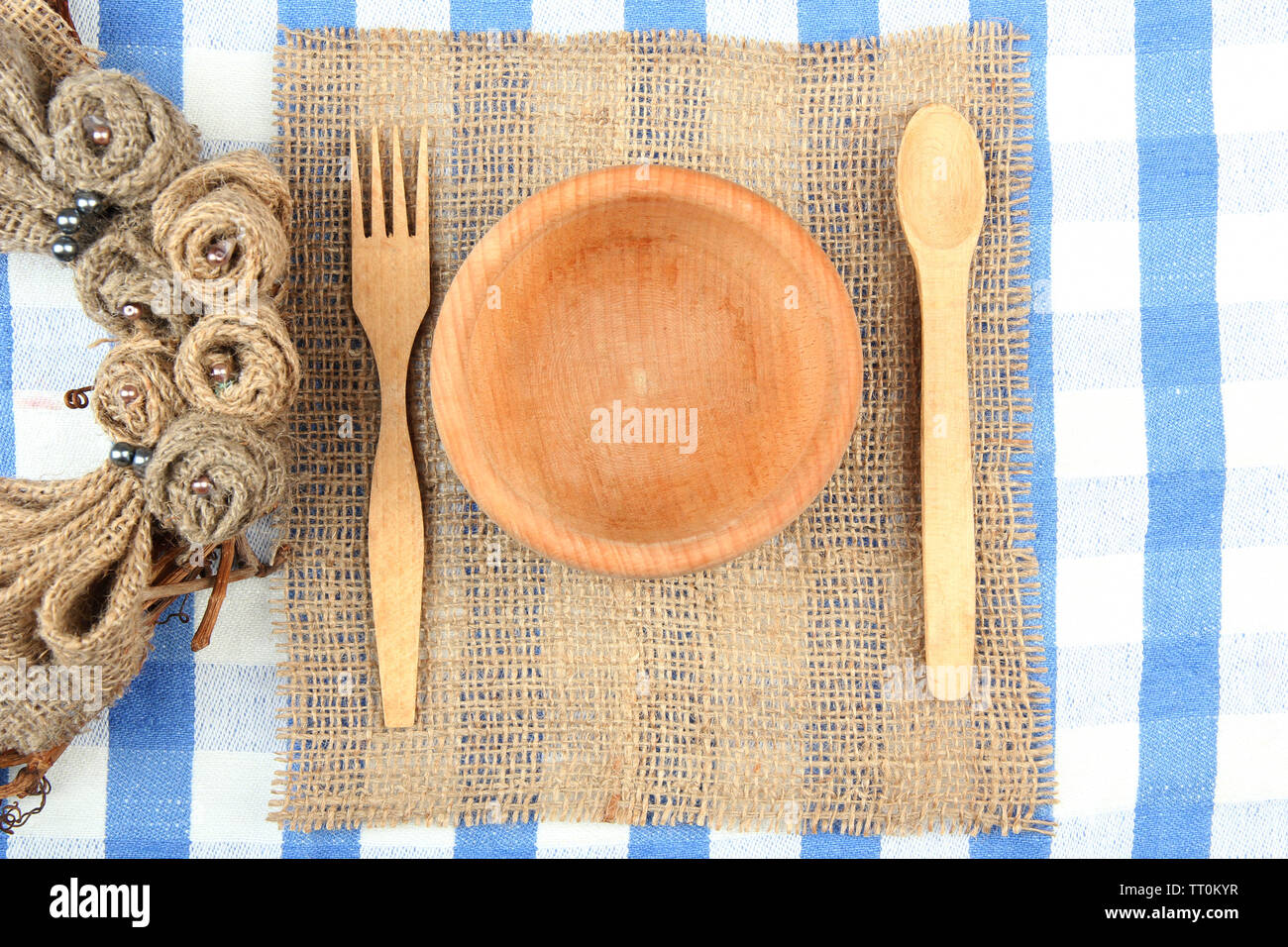 Table rustique avec assiette, fourchette et cuillère Banque D'Images