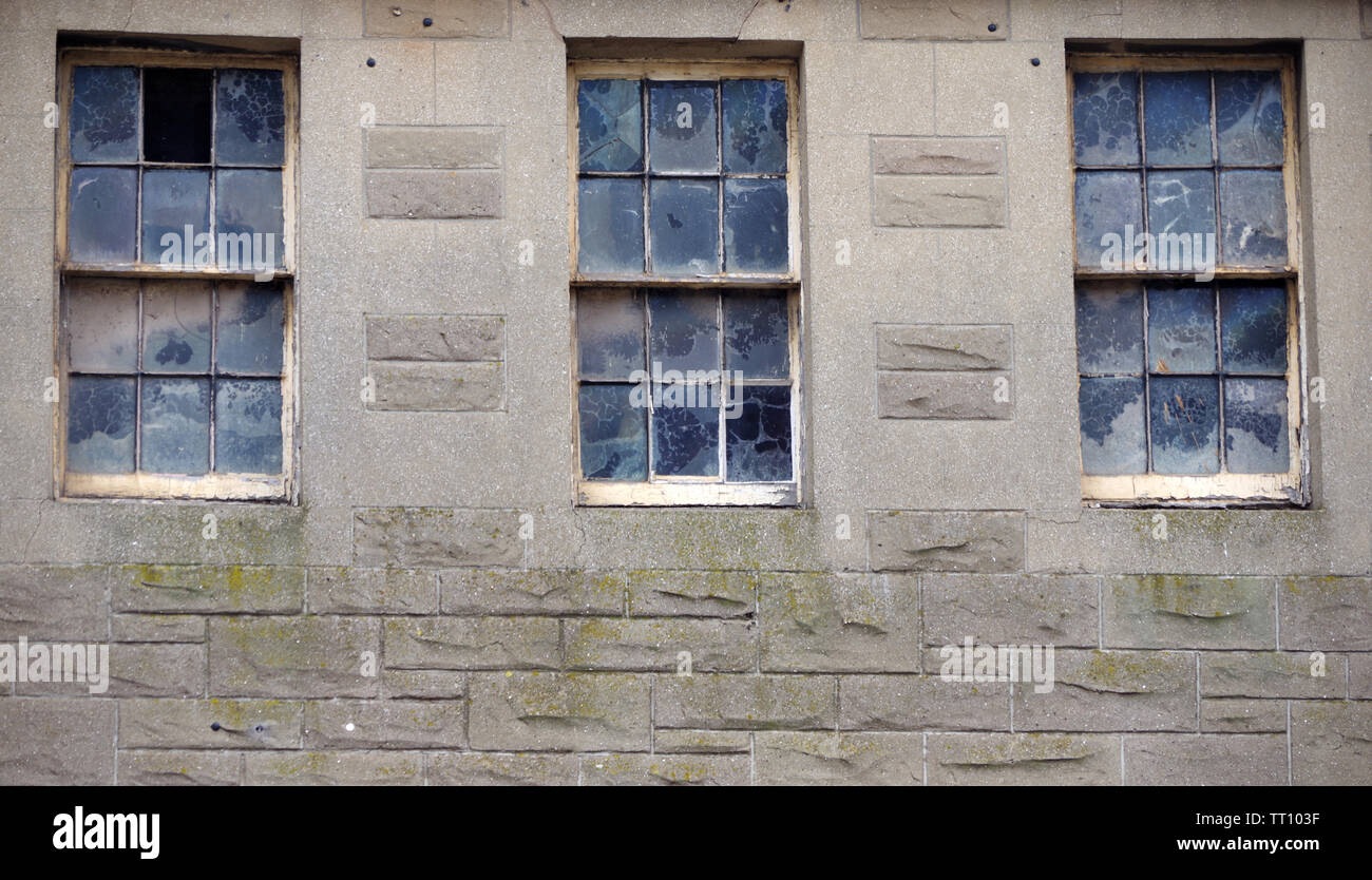 Fenêtres à guillotine sale au-dessus d'une boutique sur Dunbar High Street, East Lothian, Scotland Banque D'Images