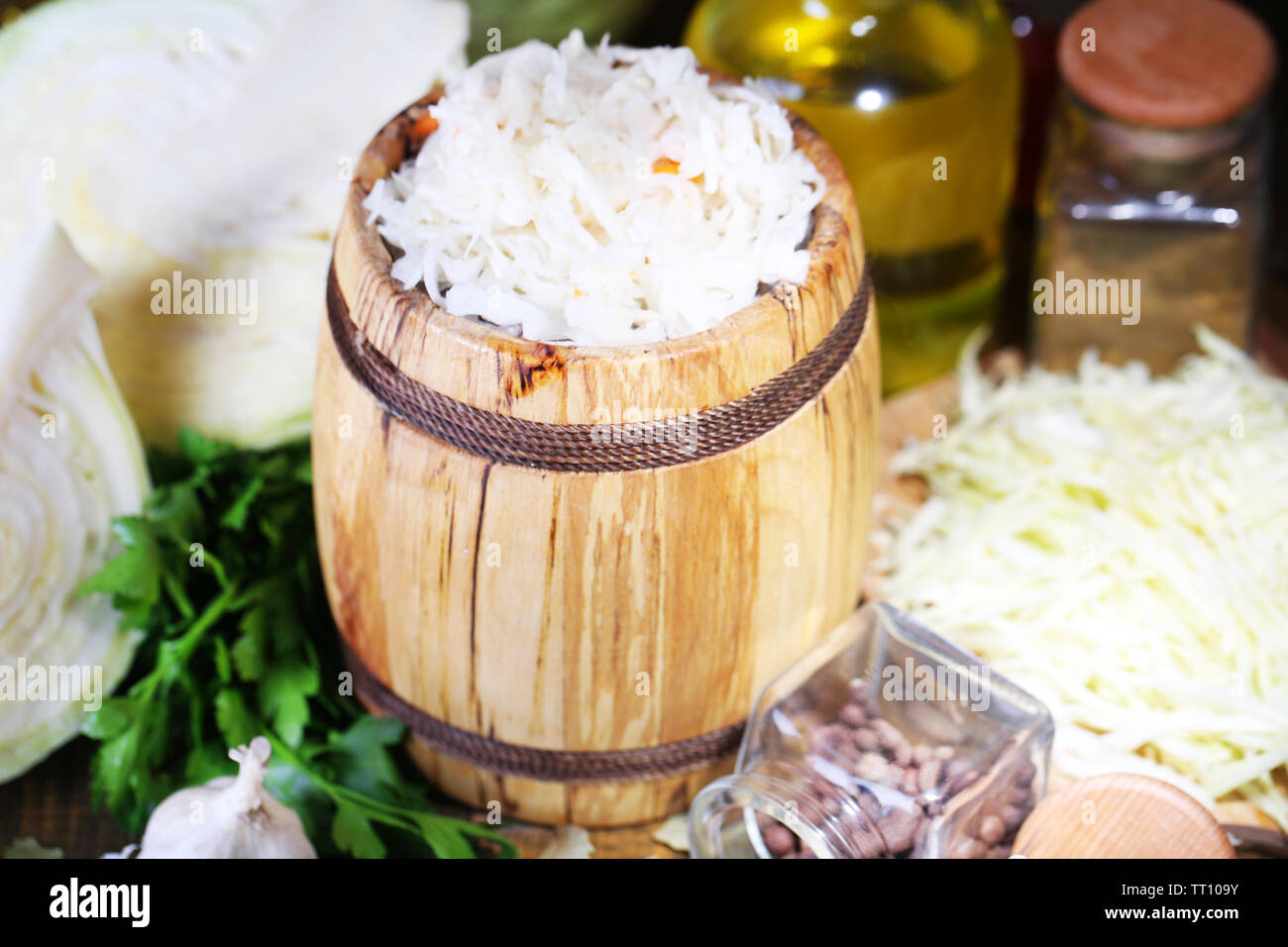 Квашение капусты на зиму в бочке. Квашеная капуста в бочках. Квашеная капуста в бочке. Квашеная капуста в кадке. Квашеная капуста в кадке.