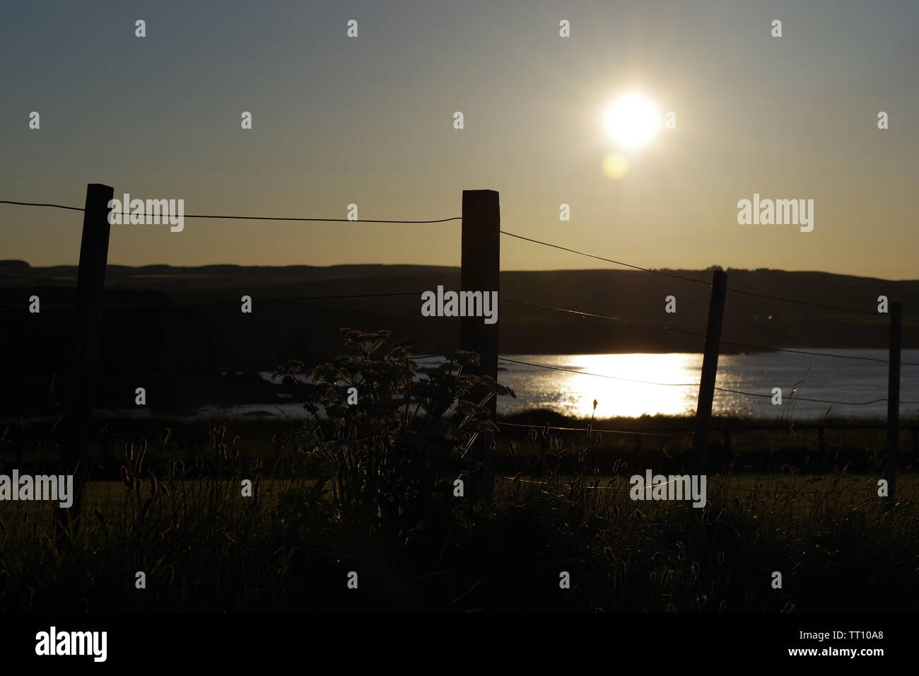 Coucher de soleil sur la mer du Nord vue depuis les falaises à Eyemouth une petite ville et une paroisse civile dans le Berwickshire, dans la région des Scottish Borders Banque D'Images