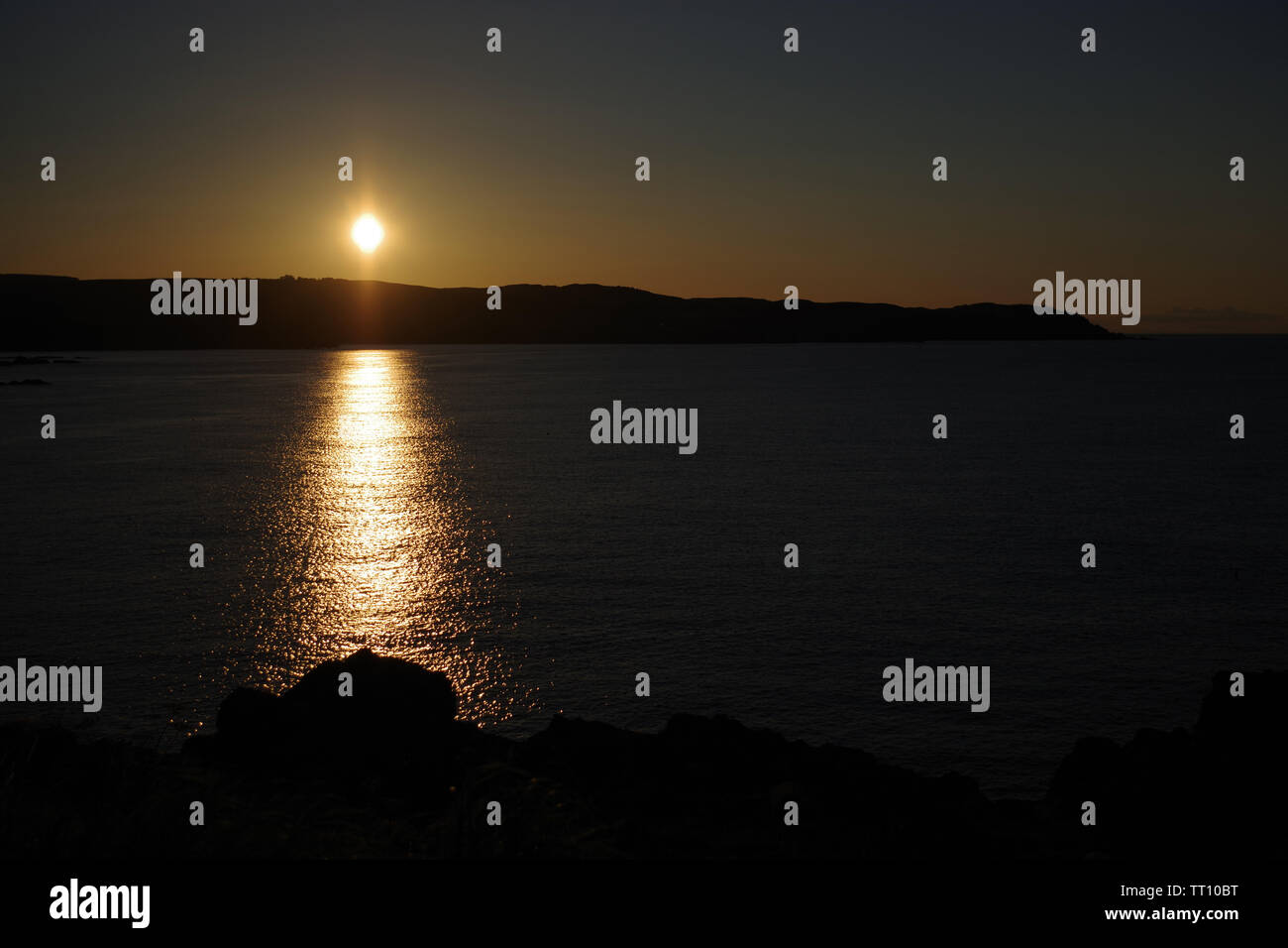 Coucher de soleil sur la mer du Nord vue depuis les falaises à Eyemouth une petite ville et une paroisse civile dans le Berwickshire, dans la région des Scottish Borders Banque D'Images