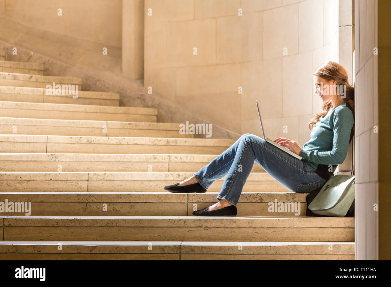 Heureux, jeune femme female college university student with laptop computer étudier sur le campus Banque D'Images
