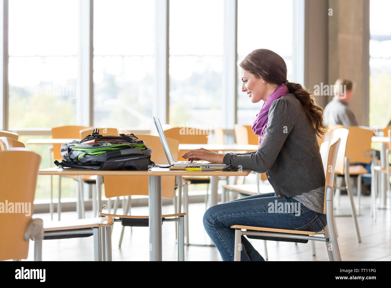 Heureux, jeune femme female college university student using laptop computer sur le campus Banque D'Images