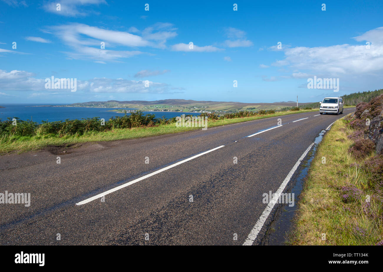 Voiture roulant le long de la côte nord 500 route touristique près de laide à Wester Ross, Scotland, UK Banque D'Images