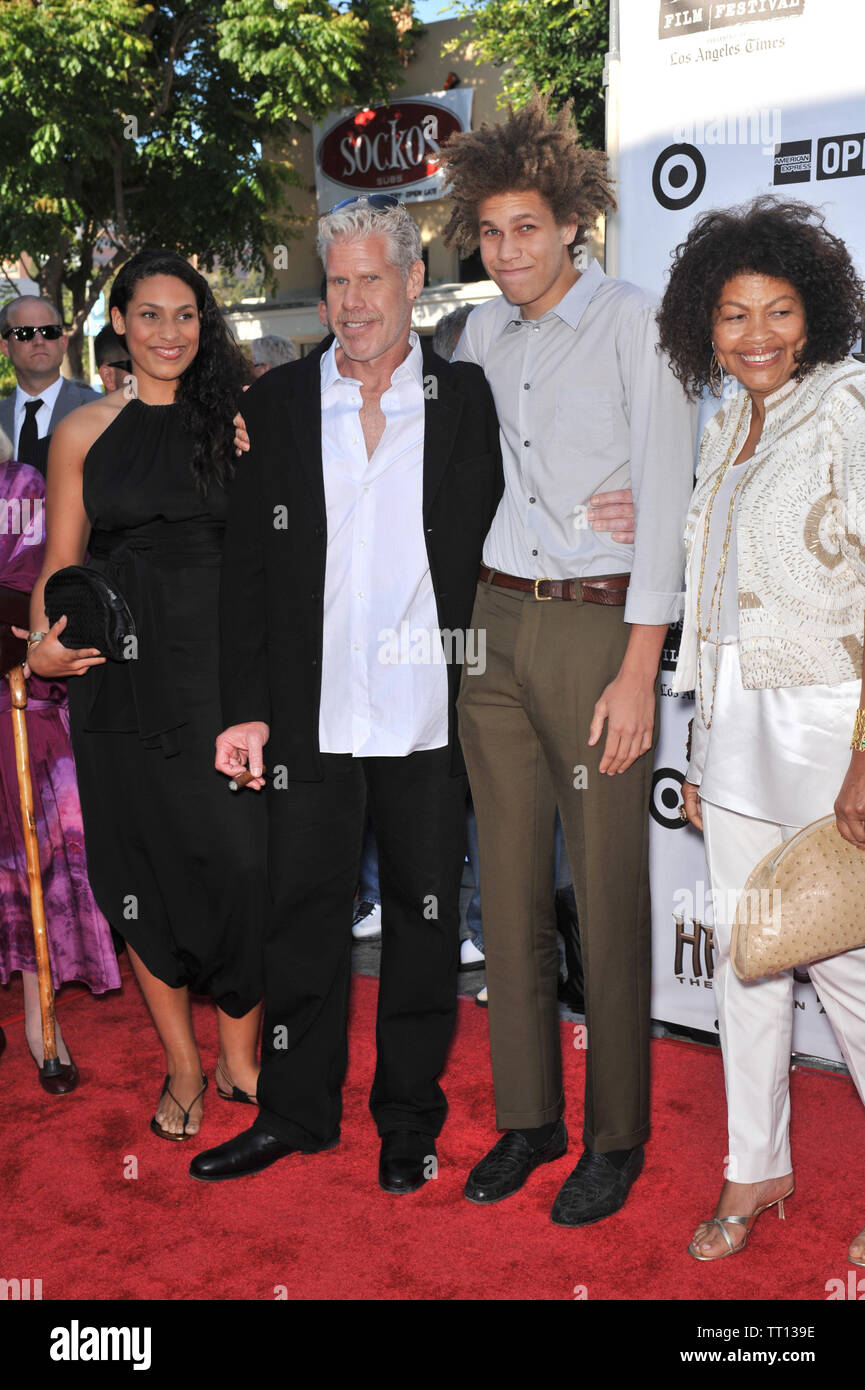 LOS ANGELES, CA. 28 juin 2008 : Ron Perlman et épouse, son fils et sa fille lors de la première mondiale de son nouveau film 'Hellboy II Les Légions d'Or' au Mann Village Theatre, Westwood. © 2008 Paul Smith / Featureflash Banque D'Images