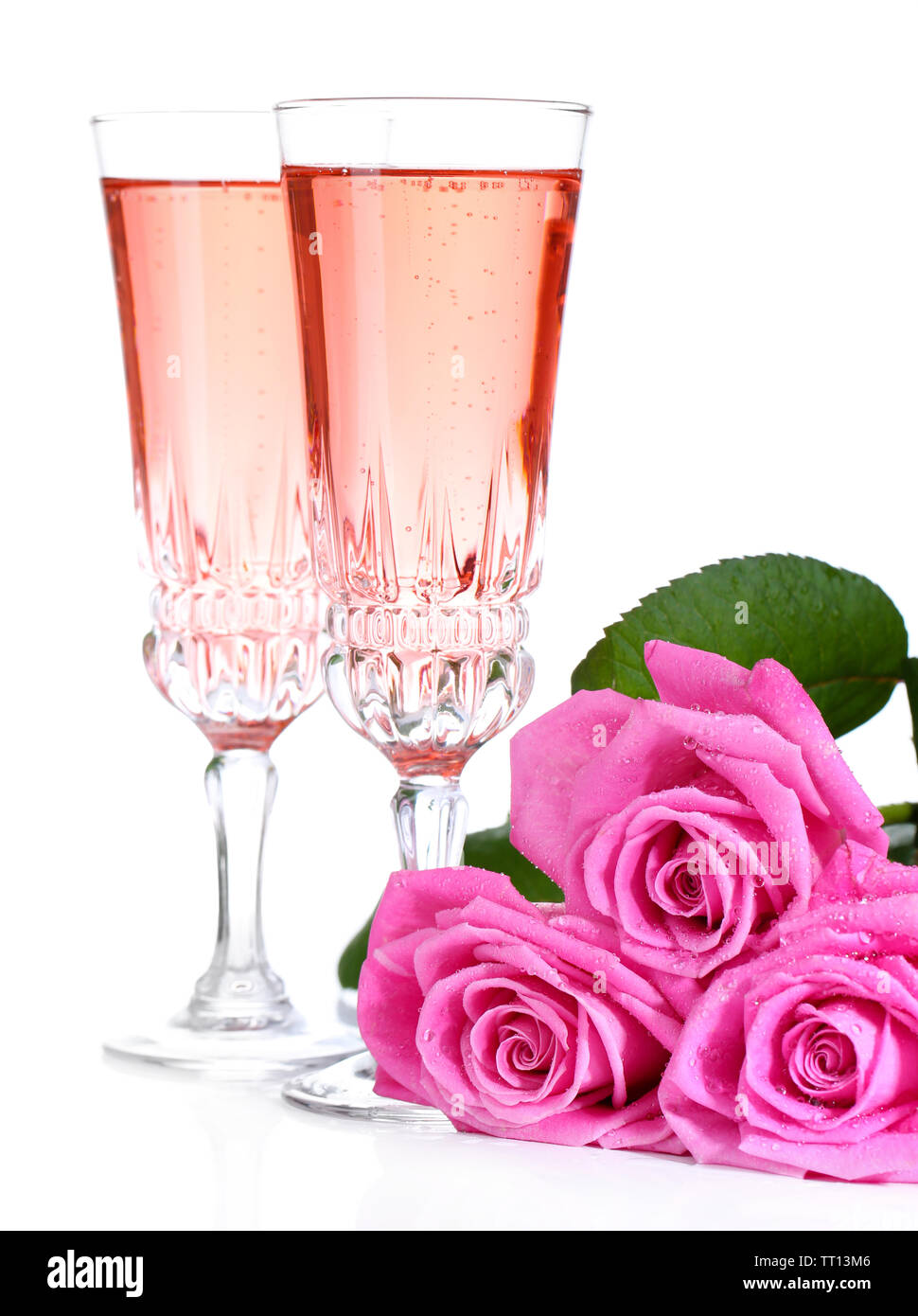 La composition avec pink sparkle dans les verres de vin et de roses roses isolated on white Banque D'Images