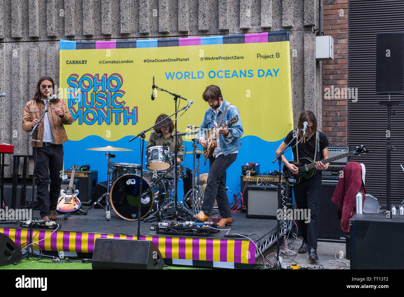 Le groupe de rock indépendant californien Vista Kicks donne des performances en plein air lors du Soho Music Month Worlds Oceans Day, Londres, Royaume-Uni Banque D'Images
