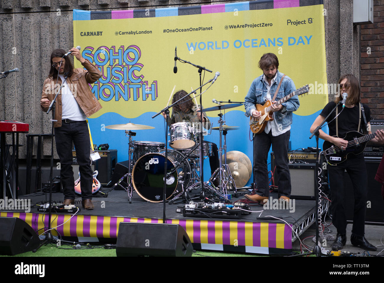 Le groupe de rock indépendant californien Vista Kicks donne des performances en plein air lors du Soho Music Month Worlds Oceans Day, Londres, Royaume-Uni Banque D'Images