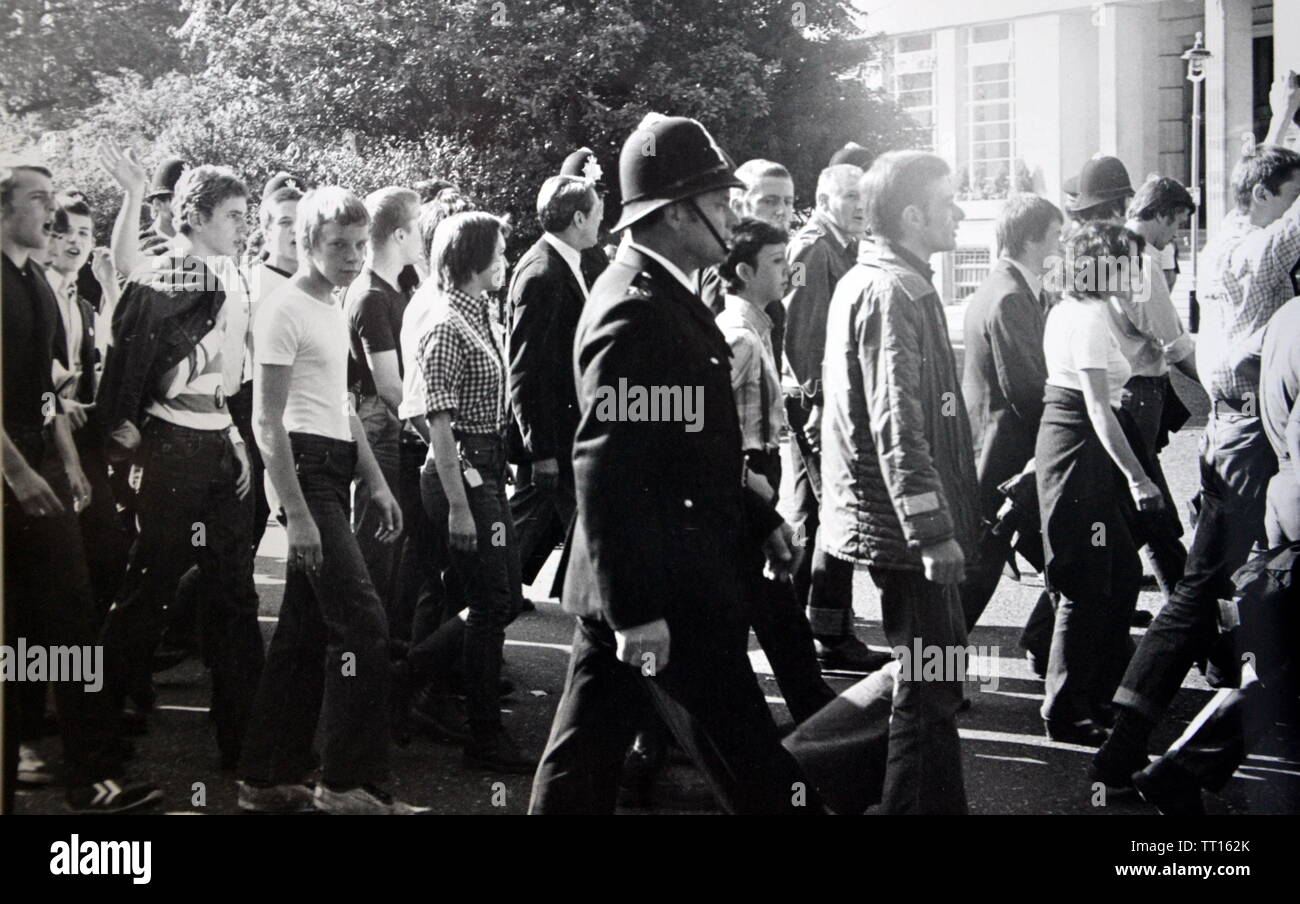 Les jeunes hommes participent à une Marche nationale du Front, Londres, Angleterre, au milieu des années 1970. Banque D'Images