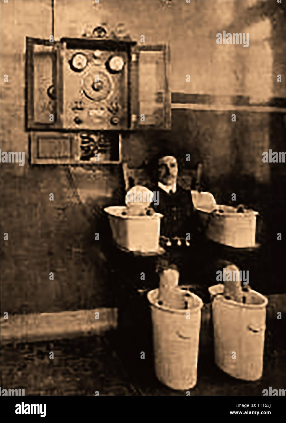 Une photographie d'un patient en cours de traitement médical avec début de l'équipement médical électrique ( une cellule 4 Schnee baignoire) pour traiter les rhumatismes et articulations douloureuses - Description de l'époque :- 'Dr. Schnee à quatre cellules de bain. peut être utilisé avec l'isolation galvanique, faradic ou courants sinusoïdaux produit par batteries ou par des dynamos. (Les brevets : 14875, 1897 et 26401, 1898) Banque D'Images