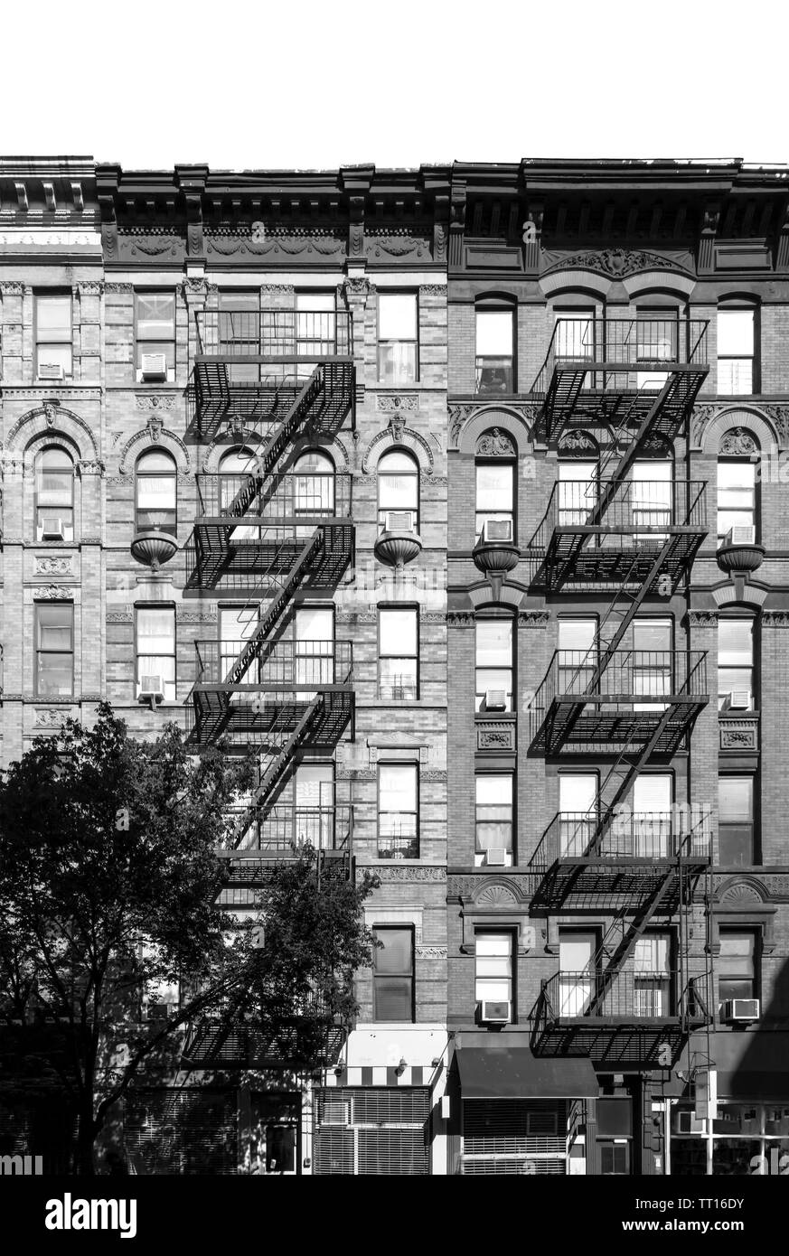 Noir et blanc vieux immeubles à appartements de l'East Village de Manhattan à New York City NYC Banque D'Images