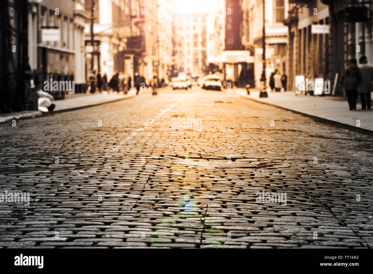 New York City - Vide cobblestone Street view dans Soho avec arrière-plan soleil en noir et blanc Banque D'Images