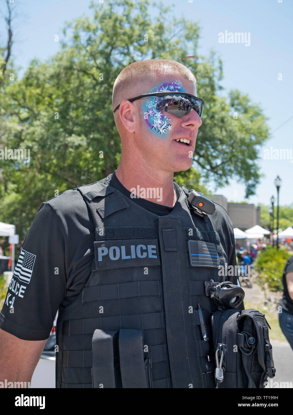 Pioneer Days petite ville célébration annuelle dans le centre-nord de la Floride. High Springs, agent de police avec la peinture sur visage. Banque D'Images