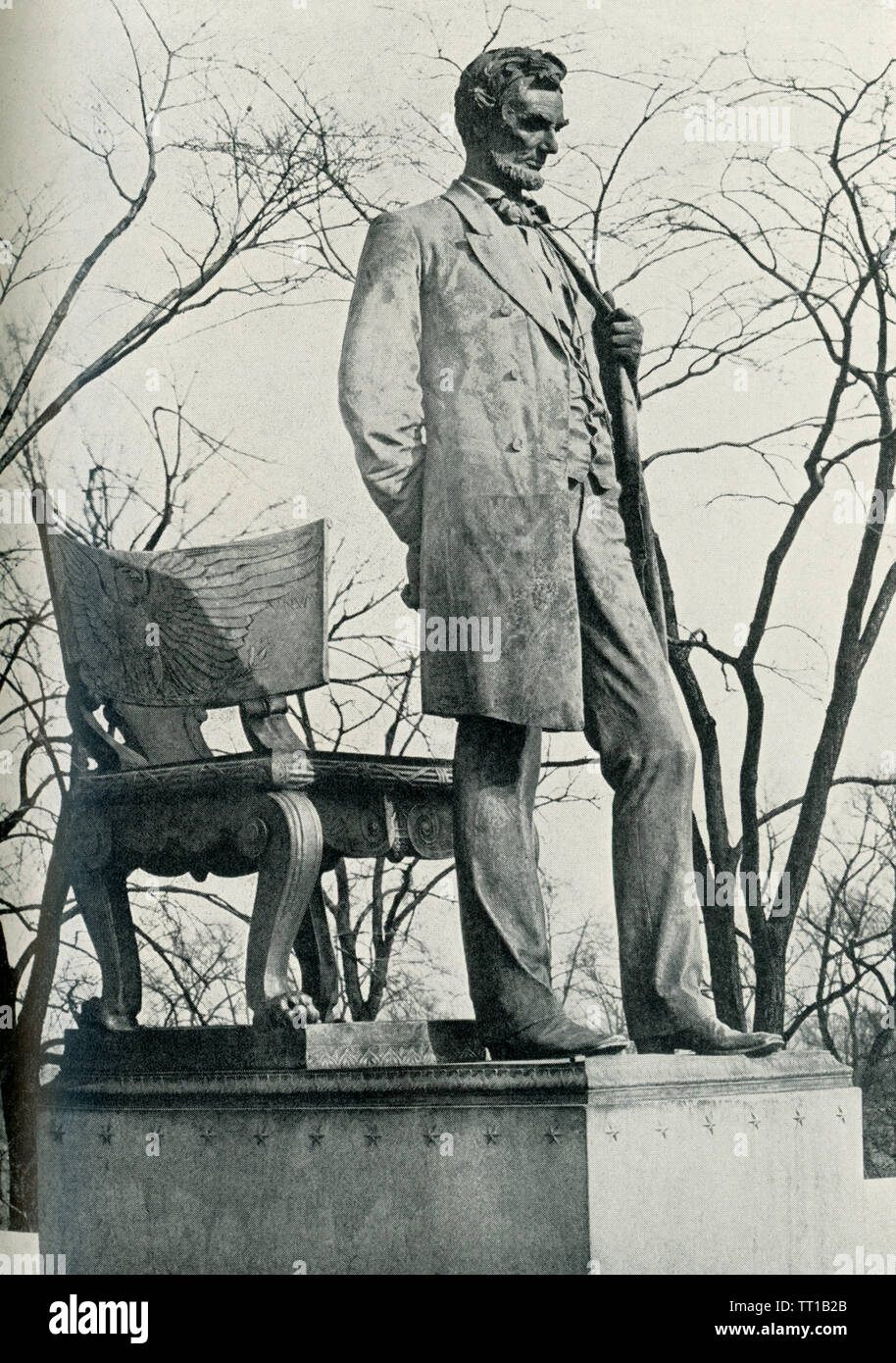 La photo date de 1922. Le sous-titre suivant : Abraham Lincoln. De la célèbre état dans Lincoln Park, Chicago, par Augustus Saint Gaudens. Il unvelied weas par le petit-fils de Lincoln en 1887. Banque D'Images