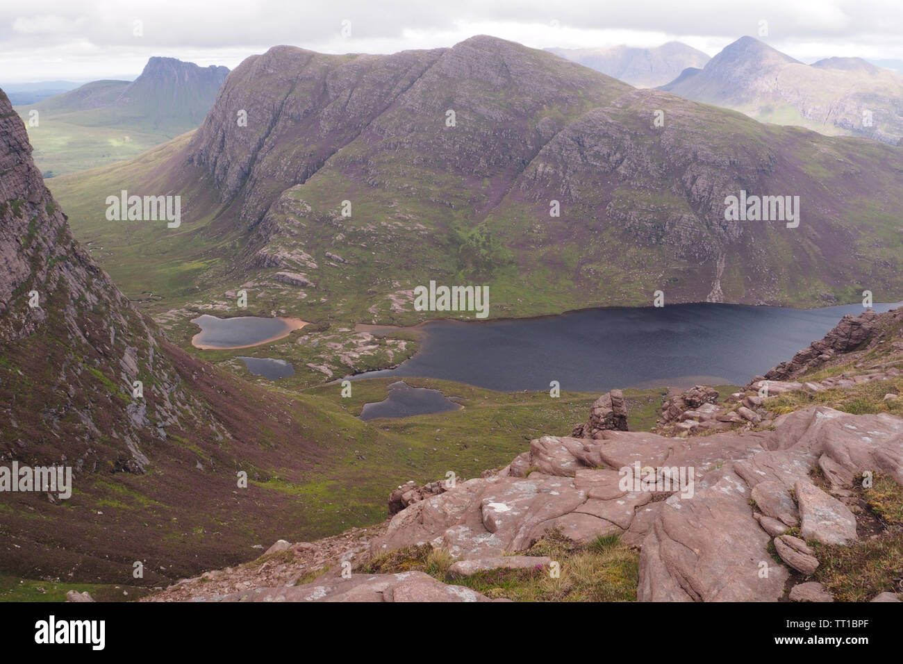 Une vue plongeante de Ben plus sur l'Ecosse Coigach, Glen et ses lacs environnants dans la péninsule Coigach Banque D'Images