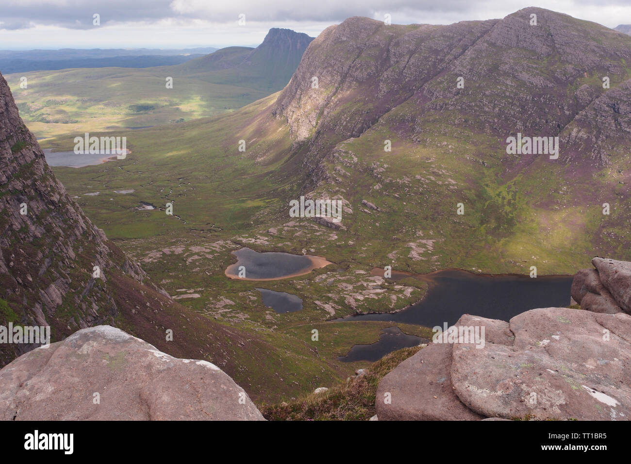 Une vue plongeante de Ben plus sur l'Ecosse Coigach, Glen et ses lacs environnants dans la péninsule Coigach Banque D'Images