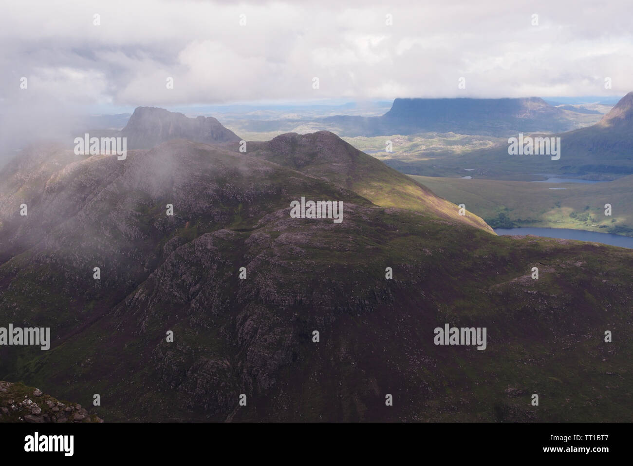 Une vue plongeante de Ben plus sur l'Ecosse Coigach, Glen et ses lacs environnants dans la péninsule Coigach Banque D'Images