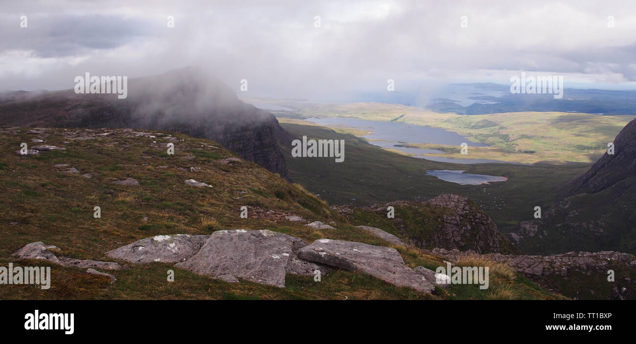 Une vue plongeante de Ben plus sur l'Ecosse Coigach, Glen et ses lacs environnants dans la péninsule Coigach Banque D'Images