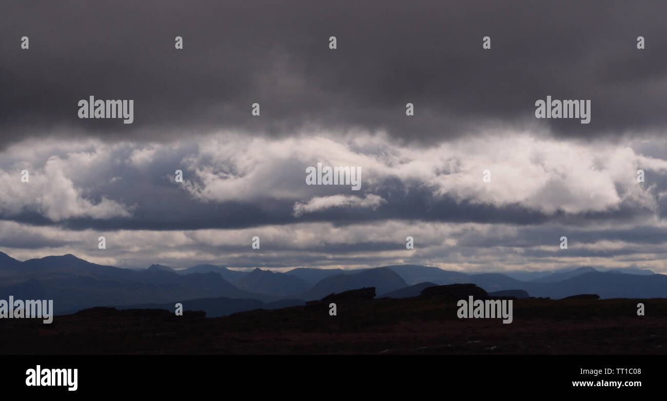 Une vue plongeante de Ben plus sur l'Ecosse Coigach, Glen et ses lacs environnants dans la péninsule Coigach Banque D'Images