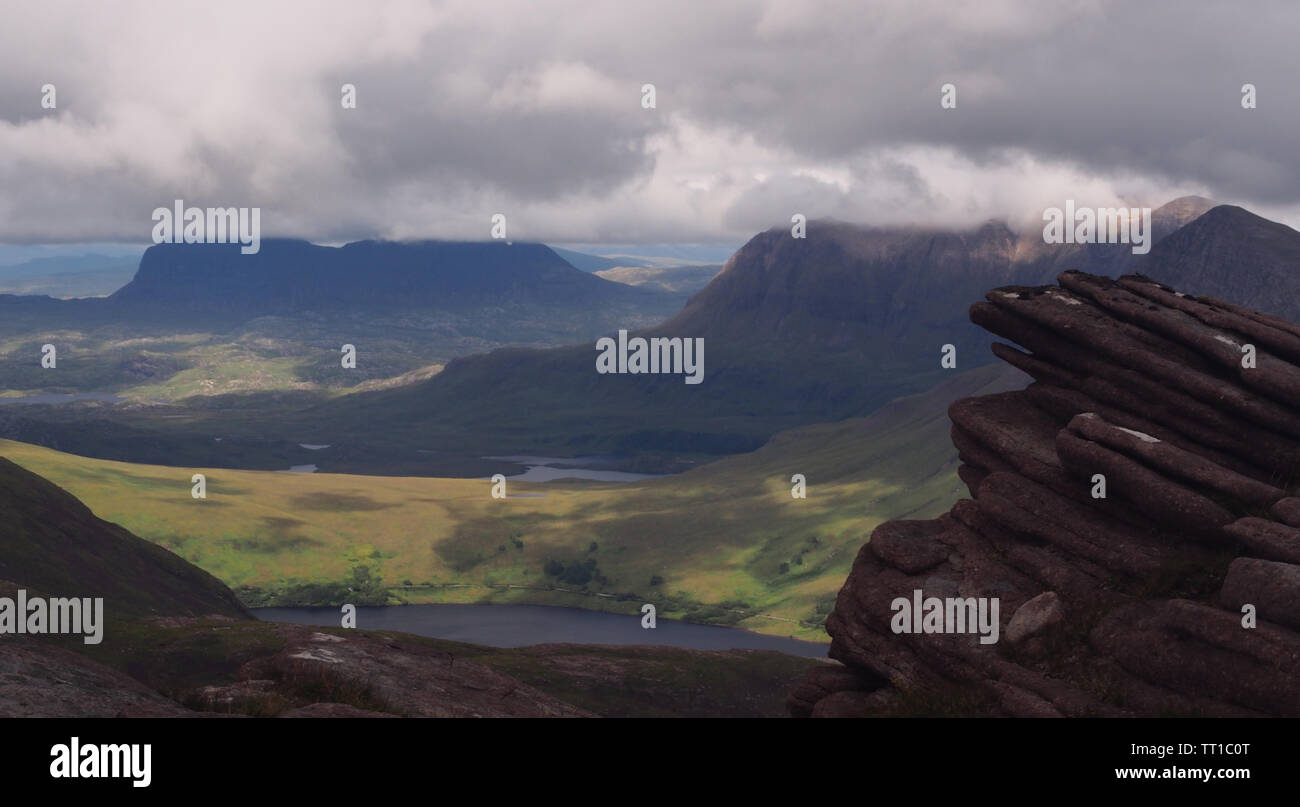 Une vue plongeante de Ben plus sur l'Ecosse Coigach, Glen et ses lacs environnants dans la péninsule Coigach Banque D'Images