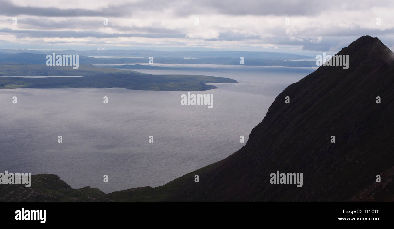 Une vue de Garbh Choireachan sur la péninsule de Coigach donnant sur les îles Summer et l'île de Skye dans la distance Banque D'Images