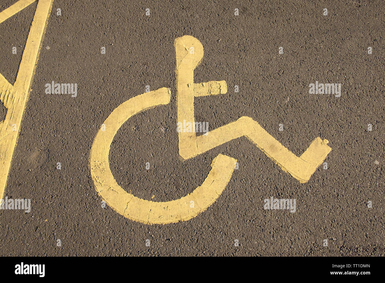 Close up of parking handicapés en jaune symbole de marquage routier en parking, Édimbourg, Écosse Banque D'Images
