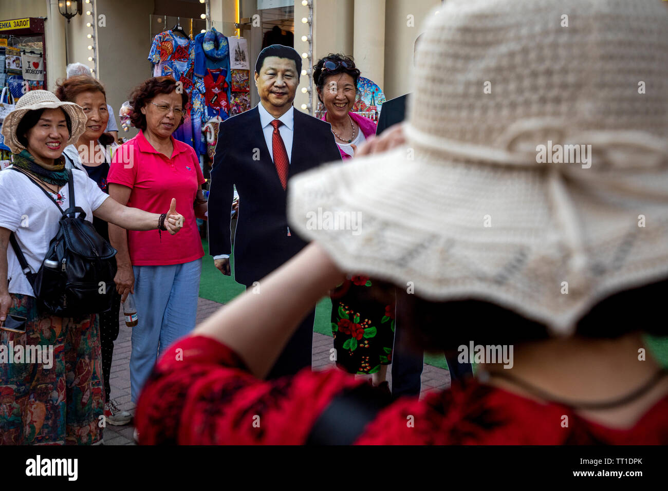 Les touristes chinois photographiés contre le portrait de dirigeant chinois Xi Jinping sur Arbat street dans le centre de Moscou, Russie Banque D'Images