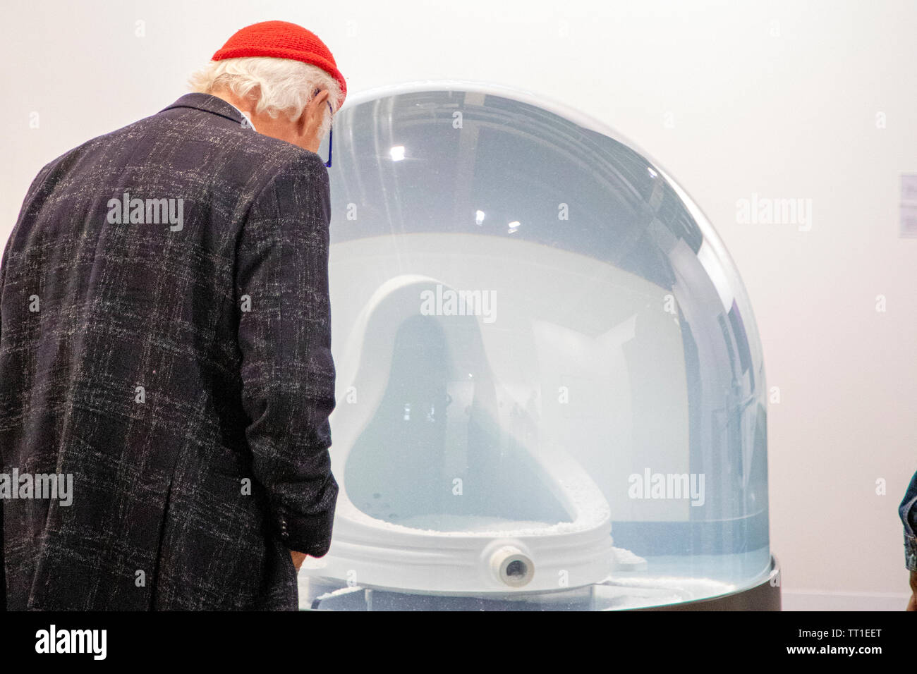 En référence à Marcel Duchamp, un pissoir a été placé à l'intérieur d'un globe de neige géant dans l'installation 'Reason (ou hiver) par l'artiste Berthan Huws, présenté par Gallerie Tschudi à la 49e foire artistique annuelle Art Basel à Bâle. Banque D'Images