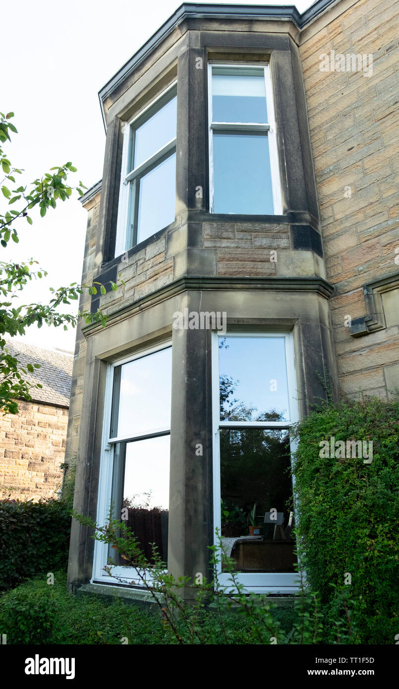 Fenêtres à guillotine Bay en raison de ciel bleu sur l'ancienne maison victorienne dans le quartier de Morningside, Édimbourg, Écosse, Royaume-Uni Banque D'Images