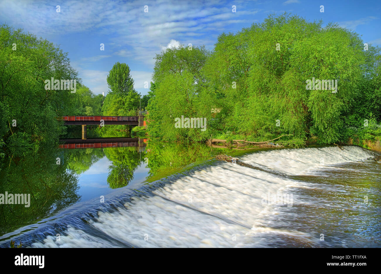 UK,South Yorkshire,Sheffield,Rivière Don à Sandersons Weir en été Banque D'Images