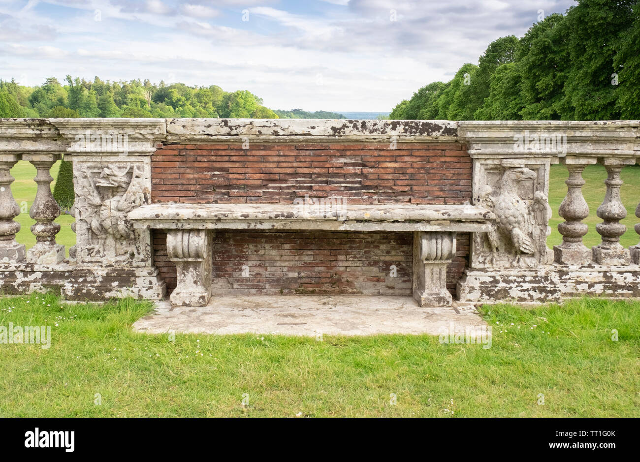 Vieux banc en pierre et le mur dans le parc historique de Cliveden House, England, UK Banque D'Images