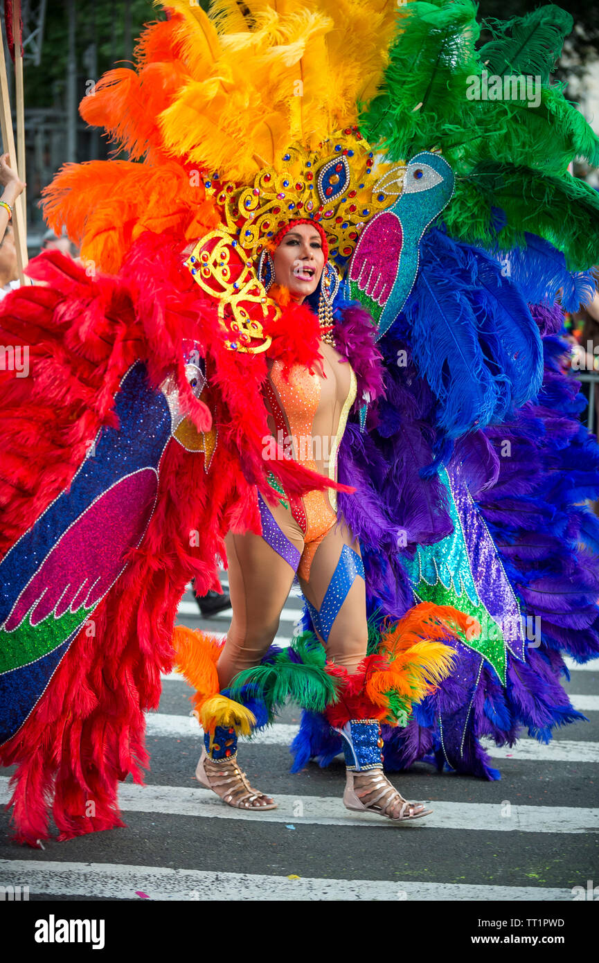 NEW YORK - 25 juin 2017 : un drag queen transgenre portant des plumes flamboyant costume carnaval effectue pour les spectateurs lors de la gay pride parade. Banque D'Images