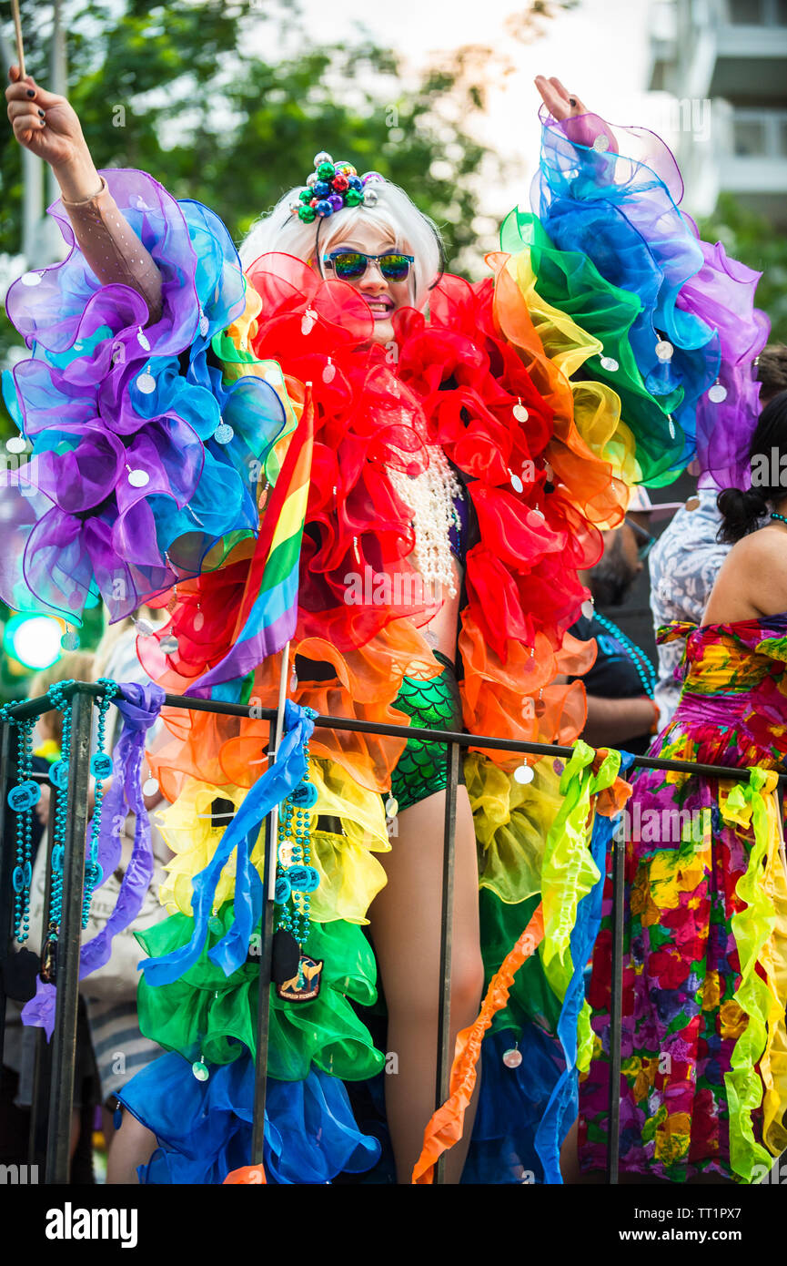 NEW YORK - 25 juin 2017 : un drag queen transgenre portant des plumes flamboyant costume carnaval effectue pour les spectateurs sur un flotteur en gay pride. Banque D'Images