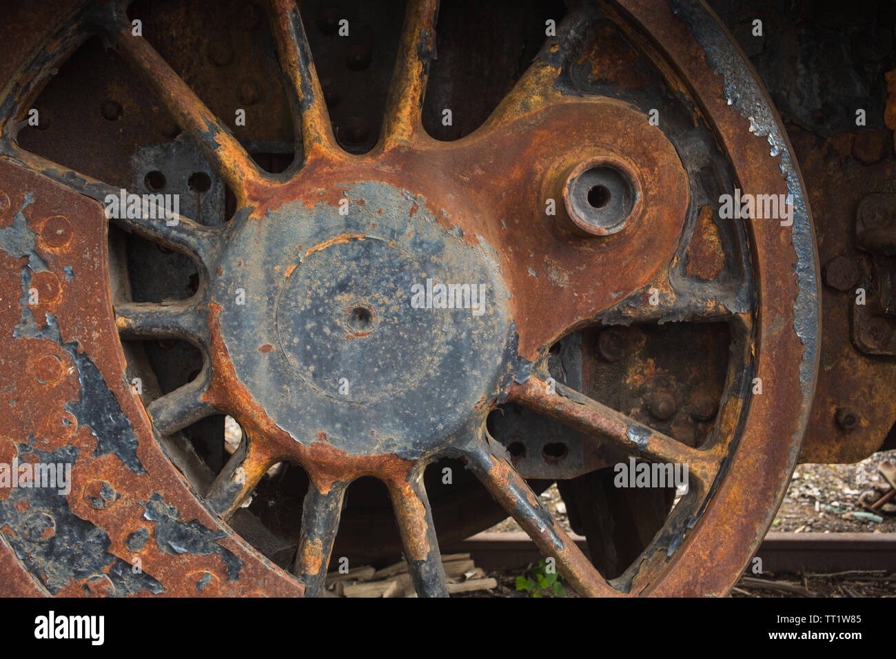 Close-up de vieille rouille circulaire en métal moulé à rayons de train à vapeur de fer roue moteur prêt pour rénovation à Didcot Railway Centre, Oxfordshire, UK. Banque D'Images