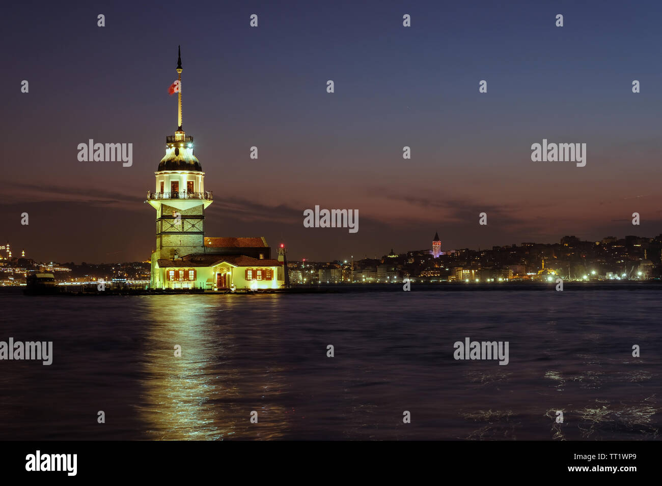 Coucher du soleil à tour de la jeune fille à Istanbul, Turquie. Cette tour dite "Kiz Kulesi' en turc Banque D'Images