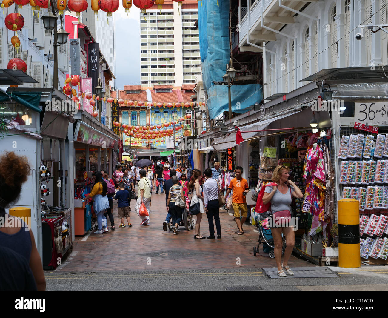 Shoppers dans rue commerçante animée dans le quartier ethnique chinois  China town de la ville état Singapour populaire avec les habitants et les  touristes Photo Stock - Alamy