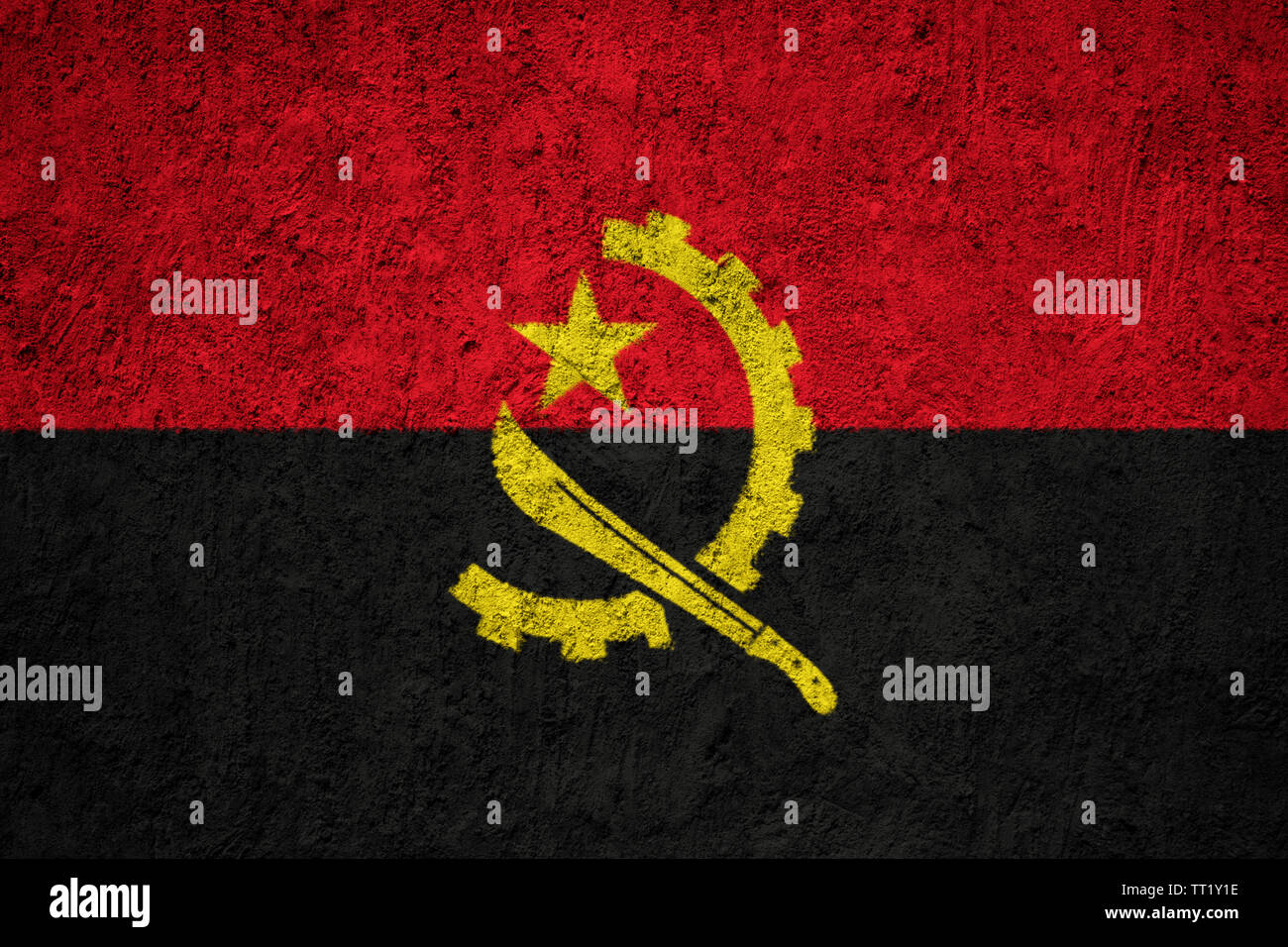 Drapeau Angola peint sur le mur de béton fissuré grunge Banque D'Images