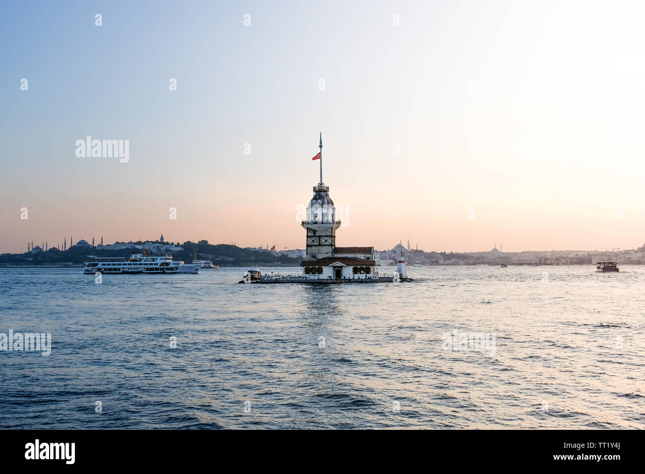 Coucher du soleil à tour de la jeune fille à Istanbul, Turquie. Cette tour dite "Kiz Kulesi' en turc Banque D'Images