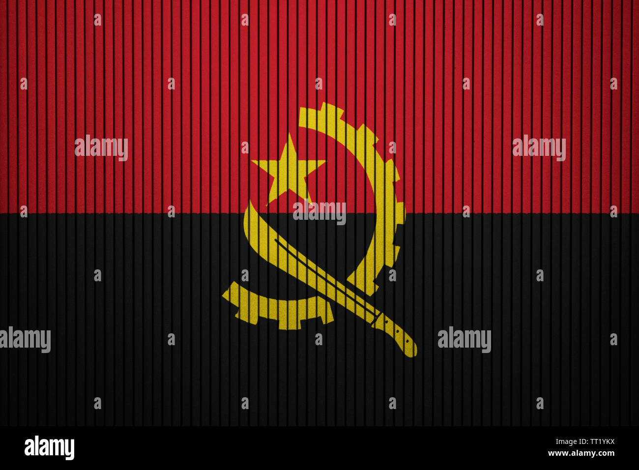 Drapeau Angola peint sur le mur de béton fissuré grunge Banque D'Images