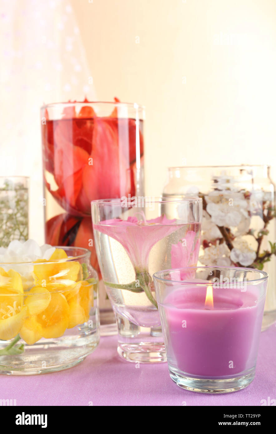 Fleurs de Printemps submergé dans l'eau close up Banque D'Images