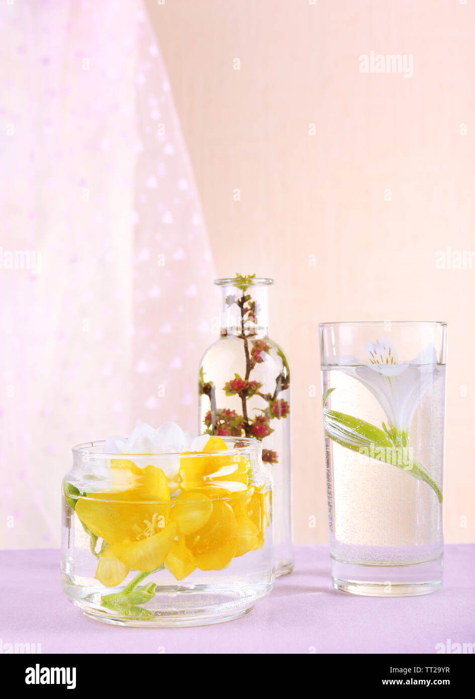 Fleurs de Printemps submergé dans l'eau close up Banque D'Images