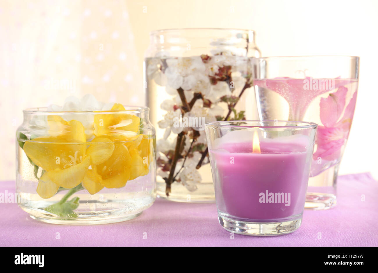 Fleurs de Printemps submergé dans l'eau close up Banque D'Images