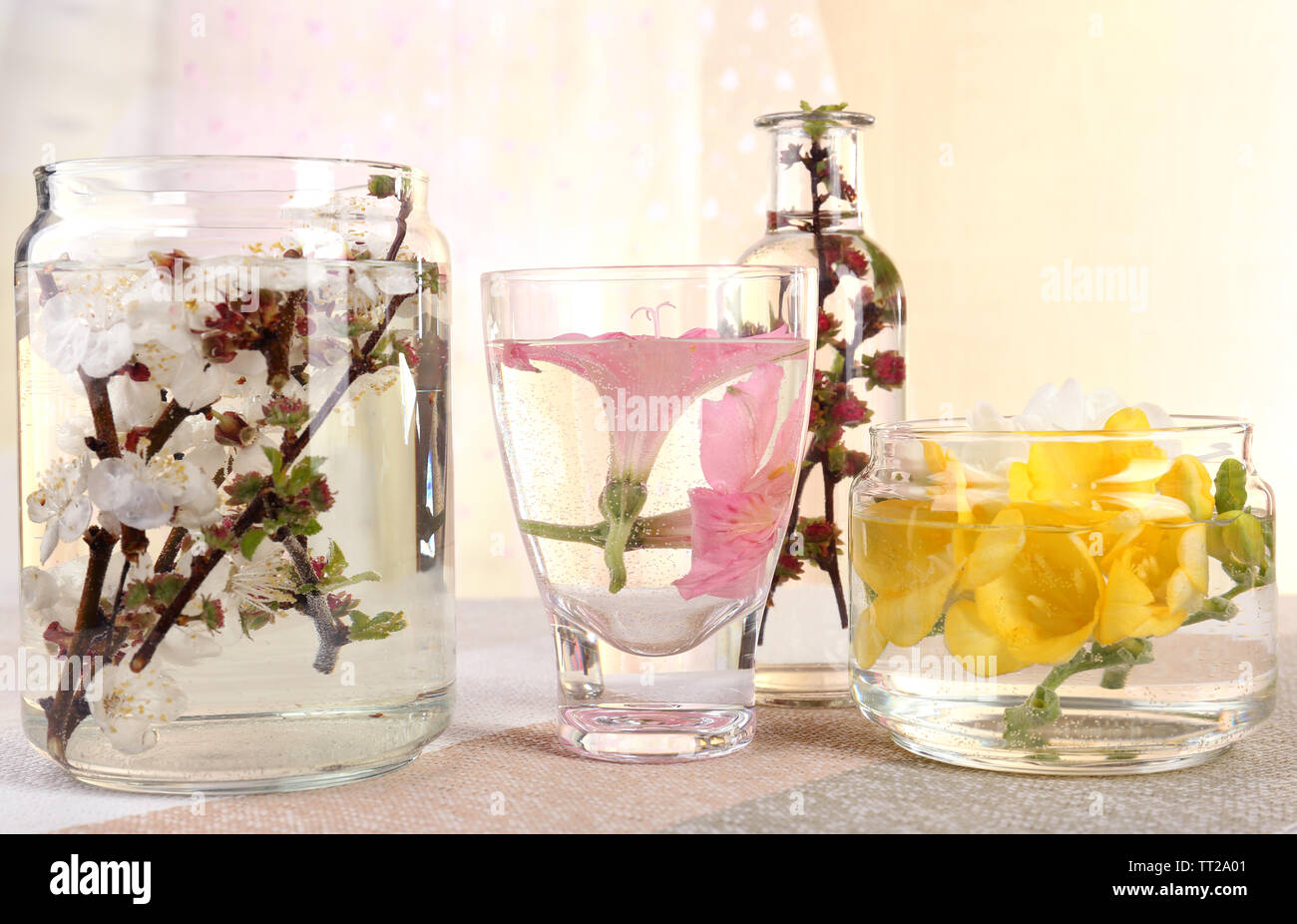 Fleurs de Printemps submergé dans l'eau close up Banque D'Images