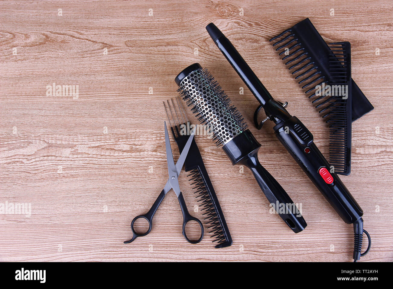 Coiffeur professionnel outils sur fond de bois Banque D'Images