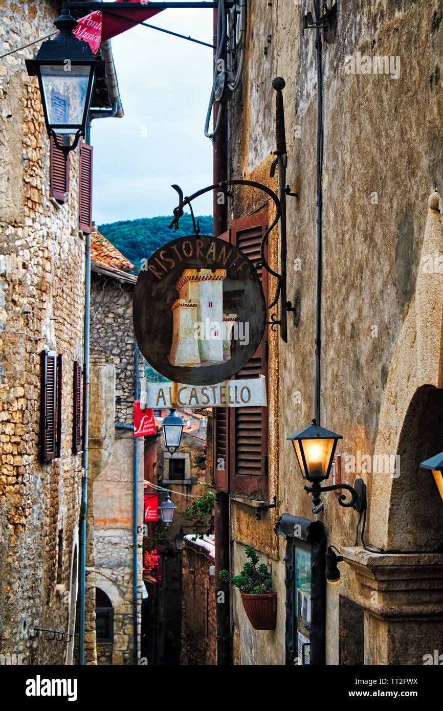 Rue médiévales étroites avec des signes et des lampes, Tuscania, Latina, Italie Banque D'Images