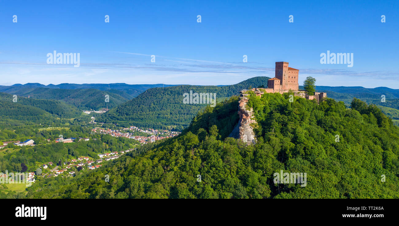 Vue aérienne de l'Imperial château Trifels, où Richard Coeur de Lion a été emprisonné, à Annweiler Trifels, Rhénanie-Palatinat, Allemagne Banque D'Images